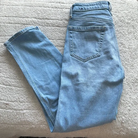 Hollister Ultra High Rise Mom Jean - Picture 3 of 4